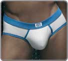 On the basis of excellent cotton Lycra fabric, this white brief bordered of blue is equipped with an internal pocket allows to increase the relief of your forms.