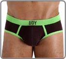 On the basis of excellent cotton Lycra fabric, this chocolate brief bordered of green is equipped with an internal pocket allows to increase the relief of your forms.