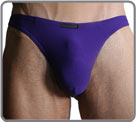 A colored thong, 3D weft. Lined at the front.