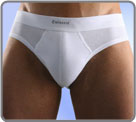 For men who love reliable values. This is a rather sexy and modernised basic briefs. The waistband and the crutch are edged with a soft material both on the inside and on the outside in order to avoid contact with the elastics.