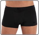 HOM presents the reviewed and corrected men’s evening costume. A velvet ‘H’ ironed on to the leg. Extremely comfortable and fl uid polyamide elastane fabric, HOM’s famous and exclusive ‘Liquid’ fabric. Lined at the front.