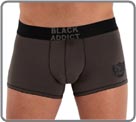 A subtle play on black and greyed khaki, reinforced with delicate
contrasting piping finish. A fi ne felt military look insignia. A particularly well-worked range that illustrates the return to military style. Unlined front pouch.