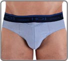 A material with a shirt effect Oxford obtained by a special blue and white wire weaving. A soft Microfiber hyperconfortable waist band. HO1 to associate with his Oxford shirts!