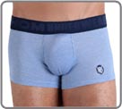 An ultrasoft fabric made of blue satin-finished chambray. A thermofused navy blue HOM badge gives the product a club style. A product referring to the chic of the 2000’s.