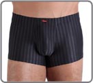 A stripe in matching tones on a thin satin-finished base. A fabric covered waistband for an extreme comfort. A burgundy H embroidery brightens the stripe. A sophisticated style reminiscent of the 80’s styles.