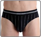 Combed cotton material. Cotton quality is achieved from long fibres. Timeless elegance of this fine white stripe on a black background. Models at affordable prices to wear on a daily basis, combining extreme comfort and support.