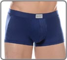Fabric shiny spandex polyamide knitted so as to ensure a set of satin stripes and transparent stripes. The material is extremely fluid and it provides a real feeling of second skin. Ultimate comfort of this top of range boxer. Lined front pouch.