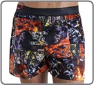 A boxershort 100% cotton poplin. A dark printed pattern raised of red and orange inspired by the American popular quarters. A printed waist band e.Go coordinated. A line tendency very e.Go.