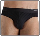 A microfibre Meryl brilliant and elegant for a light and sensual feeling. Ultra soft, the belt in Modal® with a discrete impression of logo HOM. A line bestseller.