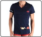 Dessiné par Raf Laurène. T-shirt est en 100% coton, avec un fitting pas trop près du corps, facile à porter tous les jours avec un jeans.