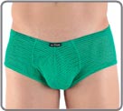De la transparence gr�ce � sa mati�re largement a�r�e. Shorty en tissu maille �...