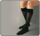 Shiny and semi-sheer knee-highs for men, 20 Deniers aspect. Its draining and relaxing effect relieves the legs thanks to a gradual massage and offers a real well-being throughout the day. Recommanded for prolonged upright position.