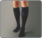 Mat and semi-opaque knee-highs for men, 40 Deniers aspect. Its draining and relaxing effect relieves the legs thanks to a gradual massage and offers a real well-being throughout the day. Recommanded for prolonged upright position.