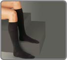 Mat and opaque knee-highs for men. Its draining and relaxing effect relieves the legs thanks to a gradual massage and offers a real well-being throughout the day. Recommanded for prolonged upright position.