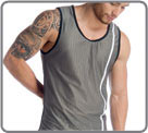 Matire mesh pour cette ligne reprenant les codes du design Sport, bandes et de...