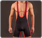 Body boxer, tenue de lutte tr�s sexy en polyamide. Bordures, int�rieur et ext�rieur des cuisses de couleur contrast�e. Poche non doubl�e. Pas d'ouverture � l'entre-jambes.
