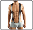 Body boxer bretelle, mati�re extensible. R�hauss� de noir.