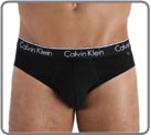 The cotton reference line of Calvin Klein. Pleasant and breathing cotton with a little stretch and a waist band with logo in microfibre for more comfort. Logo CK One on each model. Lined at the front.