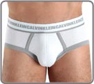 Logo Edge, casual and polyvalent line. Soft cotton/viscose material. Raised of contrasted color. Waist band with logo CALVIN KLEIN all around. Lined at the front.