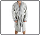 Light gray dressing gown bordered of gray, 100% cotton, its thickness makes it polyvalent. 2 pockets, matched girdles. Contour of neck, edge of the handles and the pockets in gray. 