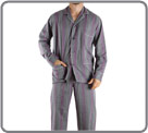 Long poplin pyjamas. Opening with buttons in front. Shirt neck. Top jacket, 2 side pockets and pocket chest. Trousers with elastic belt 1 button, fly 1 button, without pocket. 