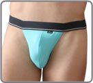 String tanga avec sa large ceinture noire soulign�e d'un liser� banc. Non Sexy...