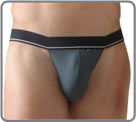 String tanga avec sa large ceinture noire soulign�e d'un liser� banc. Non Sexy...