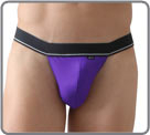 String tanga avec sa large ceinture noire soulign�e d'un liser� banc. Non Sexy...