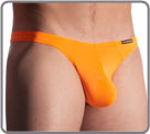 M909 Beachclub: neon orange dazzles not only at the beach but also in the black...