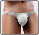 Mini slip en matire microfibre. Il sculpte vos fesses grce  sa couture trs...