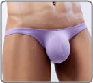 Mini slip en matire microfibre. Il sculpte vos fesses grce  sa couture trs...