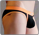 Belle confection pour ce slip avec une poche  effet push-up pour un effet de ...