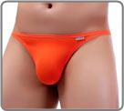 Disponible dans plusieurs couleurs intenses, ce string fin sur les c�t�s une �...