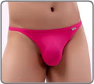 Disponible dans plusieurs couleurs intenses, ce string fin sur les c�t�s une �...