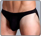 Disponible dans plusieurs couleurs intenses, ce mini slip est bas� sur un tissu...